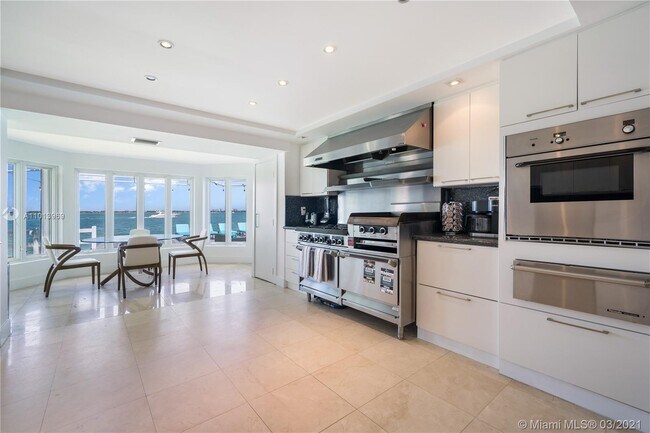 Building Photo - 1413 N Venetian Way