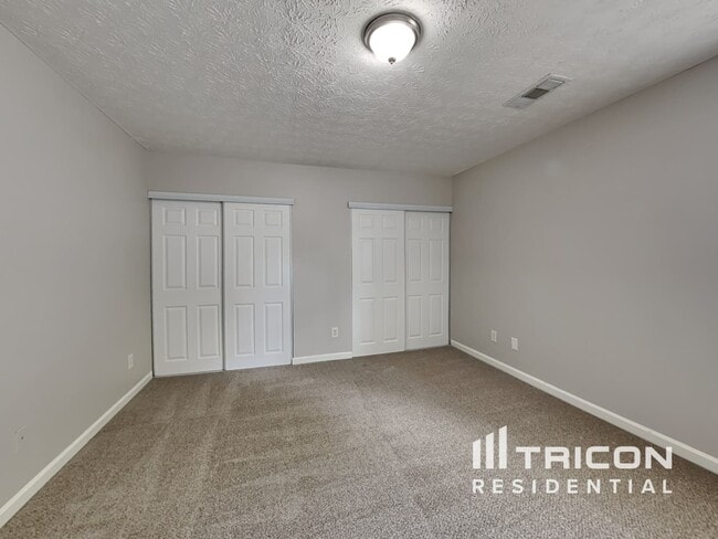 Building Photo - 13 Red Maple Way