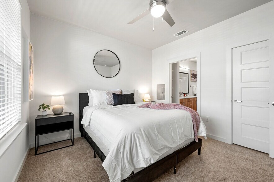 Building Photo - 2048 Bolton Dr NW