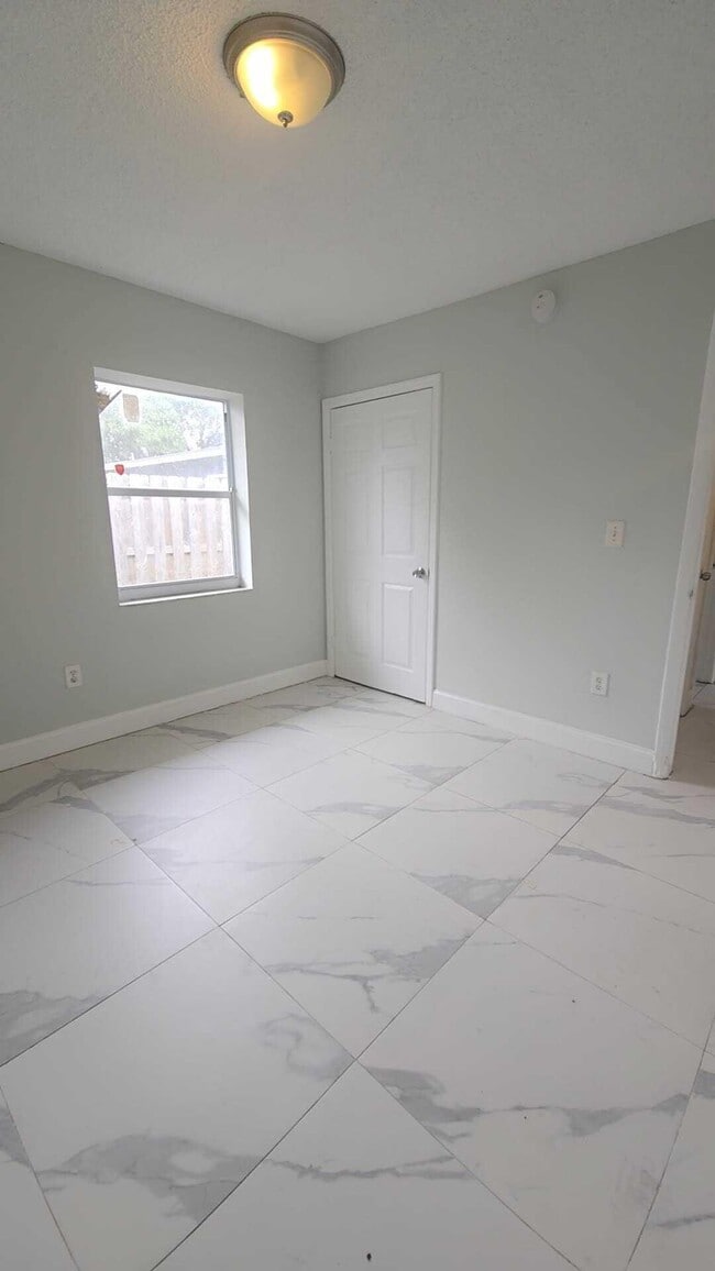 Building Photo - 621 NW 5th Ave