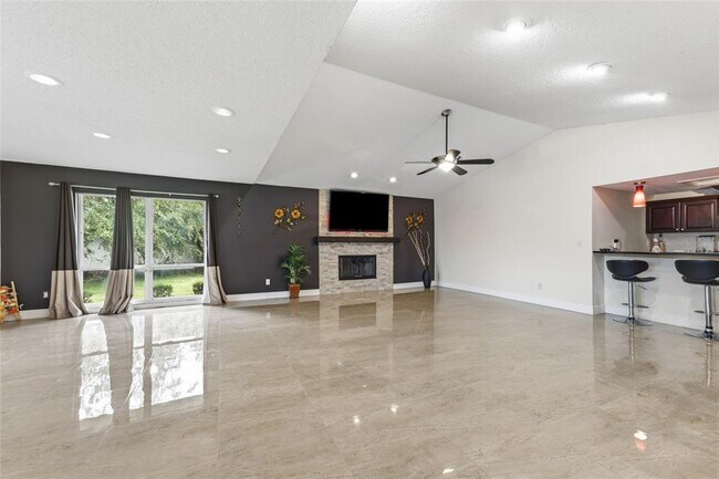 Building Photo - 6513 Thoroughbred Loop