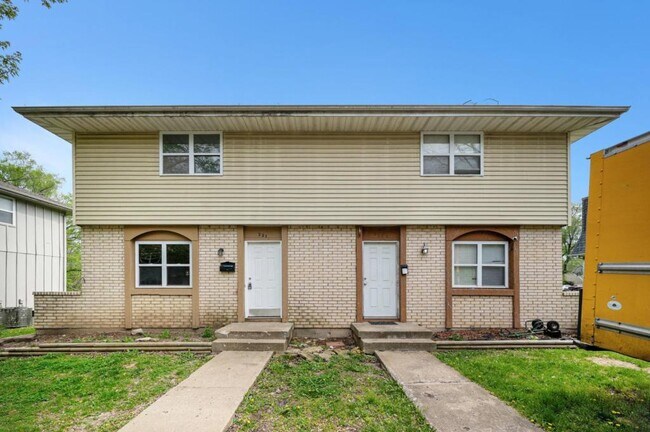 Building Photo - 221 N Oak Dr