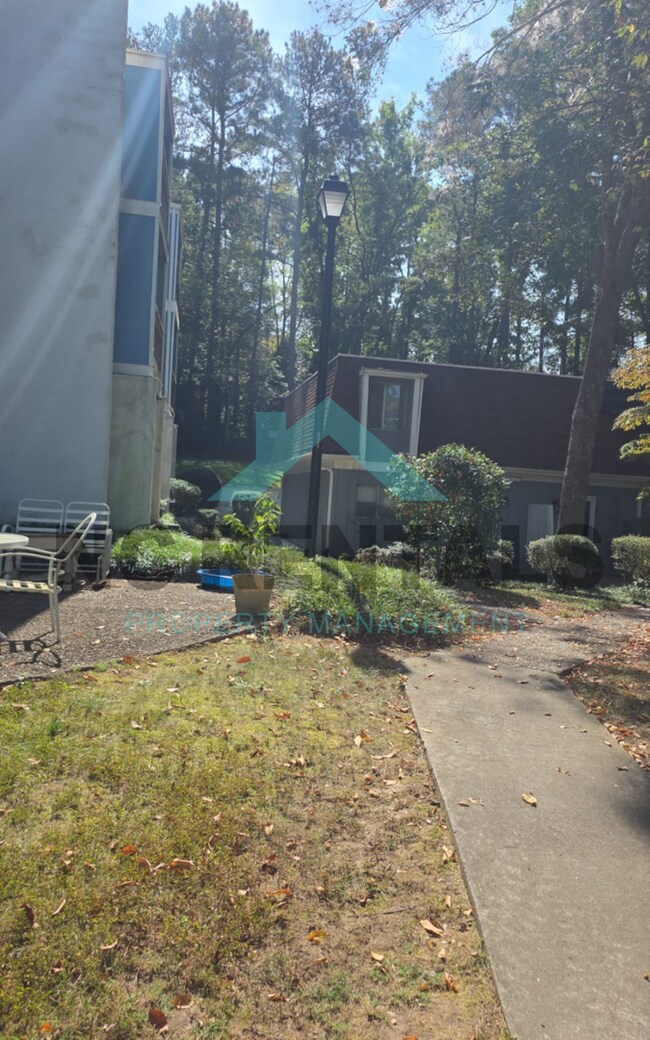 Building Photo - 7000 Longstreet Dr