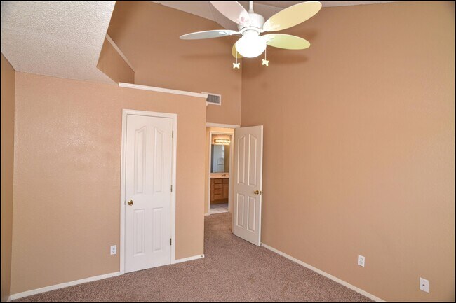 Building Photo - 2041 Shadow Ridge Dr