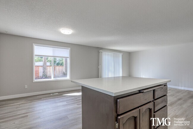 Building Photo - **MI Special: Feb Rent Free!!** 4 Bed 2.5 Bath Home Near Parks, Shopping, and Dining. Main Level ...