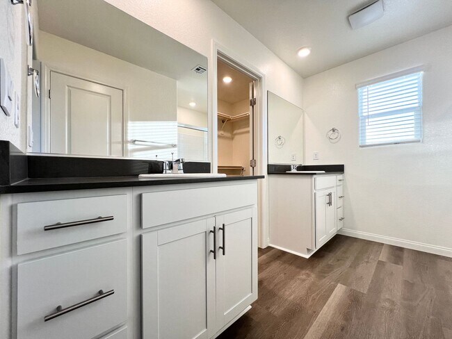 Building Photo - 2625 Dahlia Fls Ave