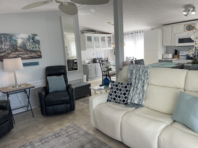 Building Photo - 16300 Pine Ridge Rd