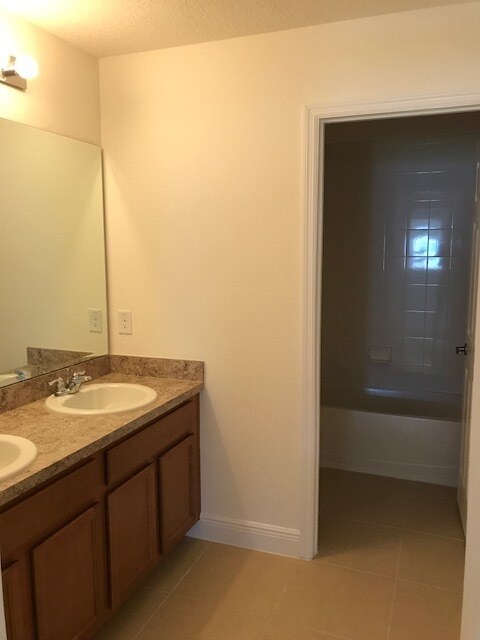 Building Photo - HUGE 5 BEDS TWO STORY!!! CLOSE TO HIGHWAYS...