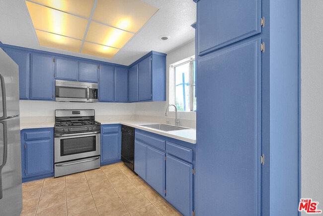 Building Photo - 8741 Darby Ave