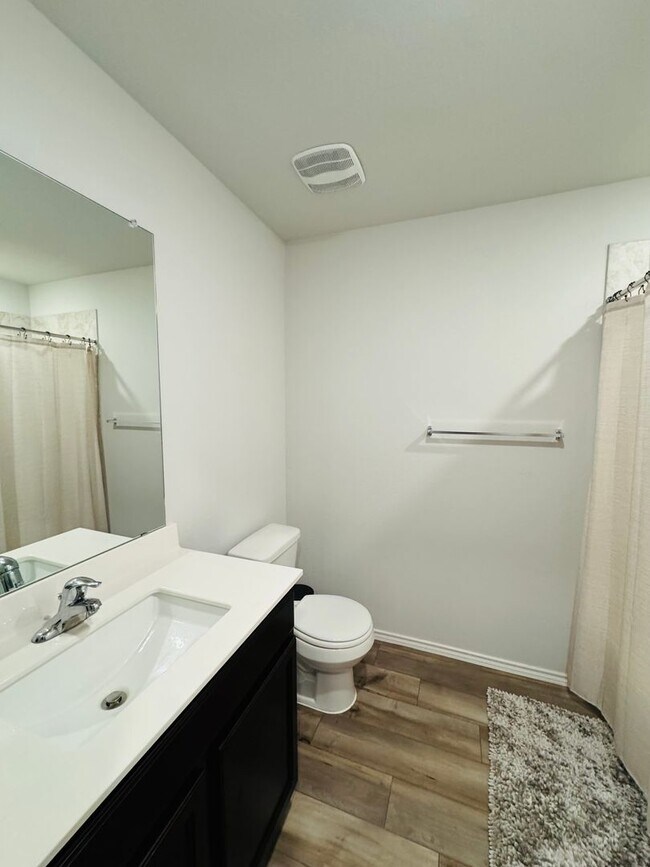 Building Photo - 3-bedroom 2-bathroom house!