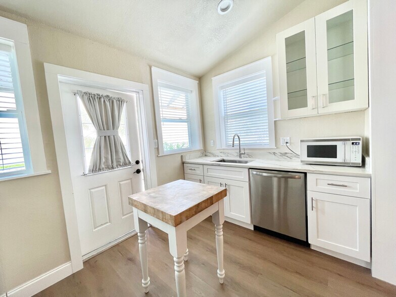 Building Photo - 7700 Boca Ciega Dr