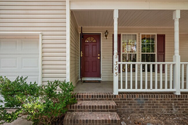 Building Photo - 305 Dearing Dr