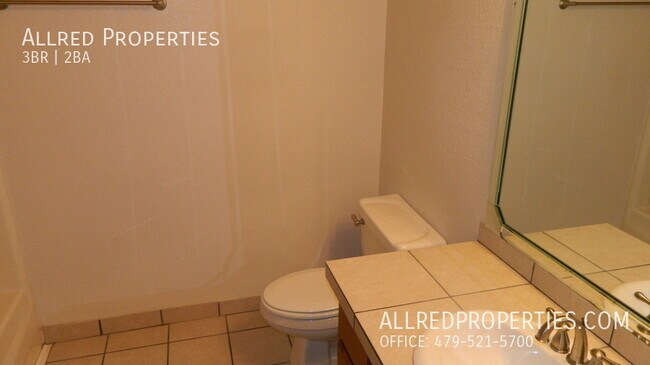 Building Photo - 822 N Daisy Ln