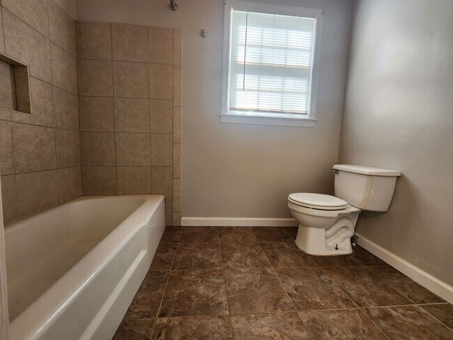 Building Photo - 3 Bedroom 2 Bath home in Newnan, GA Large Wooded Lot - Rural Setting