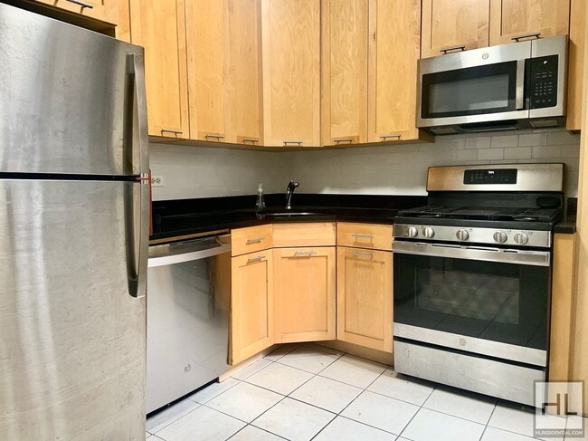 Building Photo - 206 W 104th St