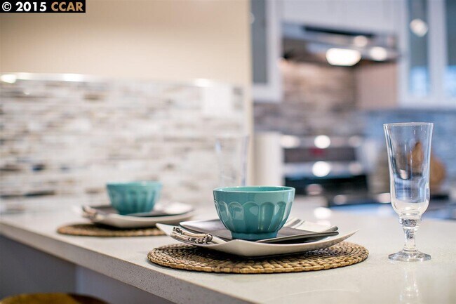 Building Photo - Gorgeous, Massive, 1BR/1BA, Fully Updated, 1000sqft+, A+++ Location, Parking Included