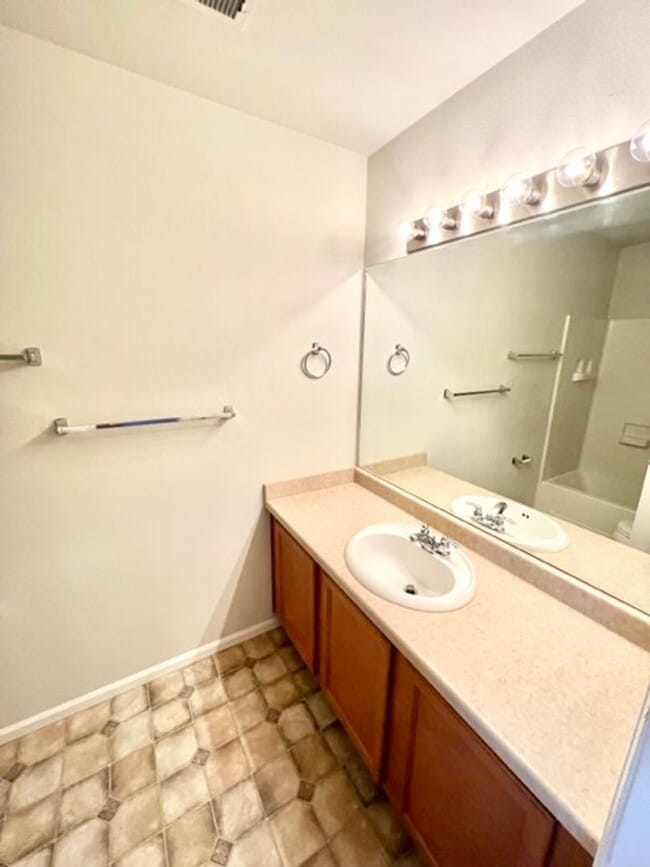 Building Photo - Centrally Located Townhouse Available!
