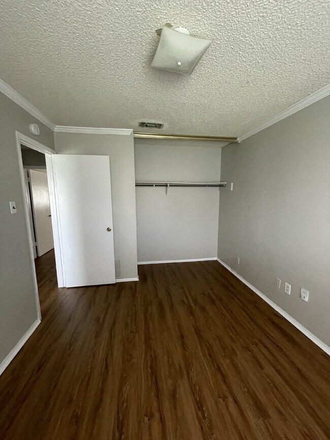 Building Photo - Gorgeous 3 bedroom, 2 bedroom with garage ...