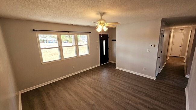 Building Photo - 3 BD 2 BA in Shamrock Village