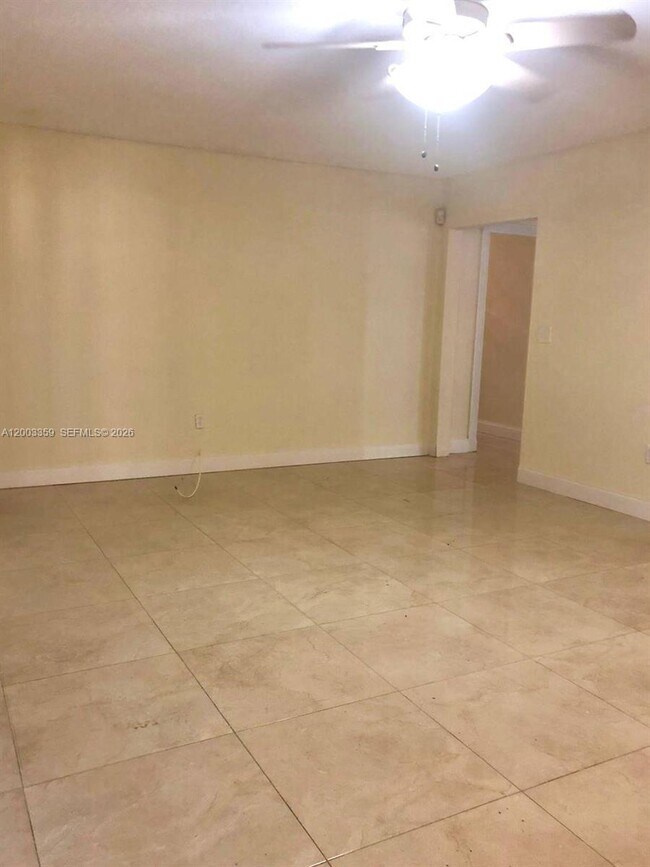 Building Photo - 4900 SW 36th Ct