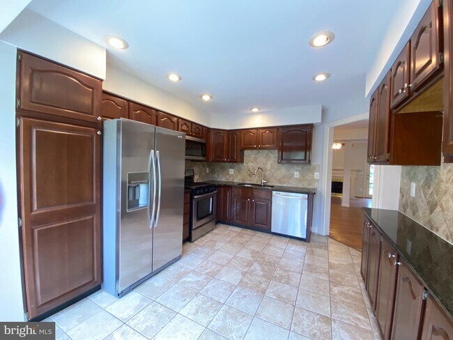 Building Photo - 2110 Eluna Ct