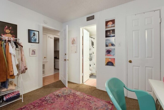 Building Photo - 2401 Leon St