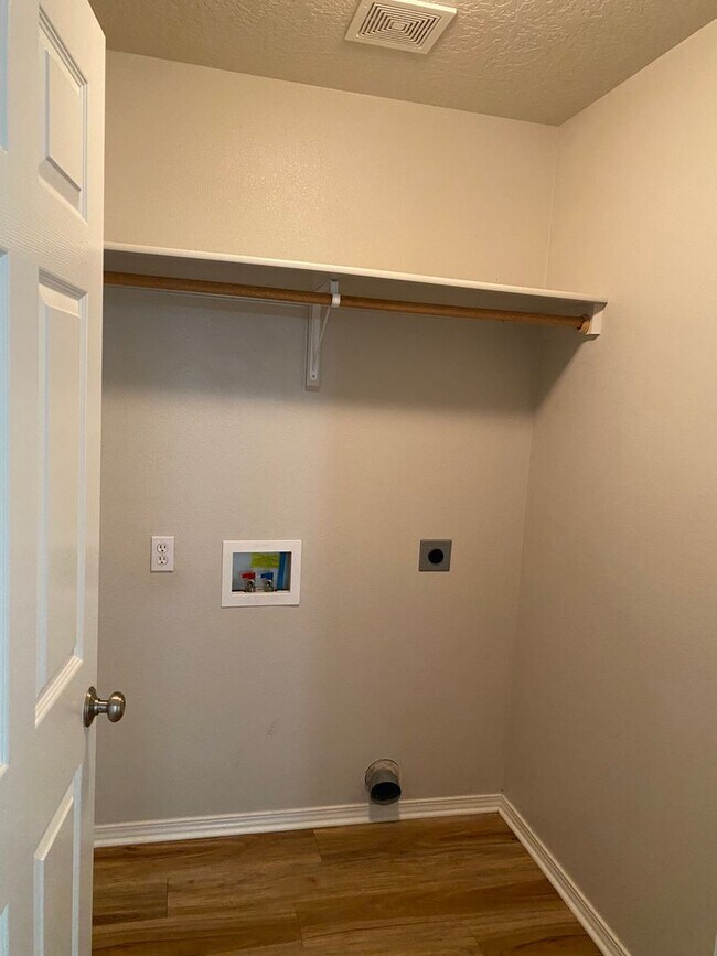 Building Photo - Great location, 3 bedroom house with large...