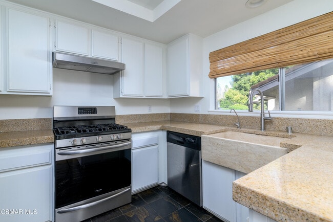 Building Photo - 2 Sparrowhawk Ln