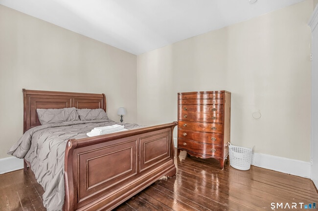 Building Photo - 766 George St