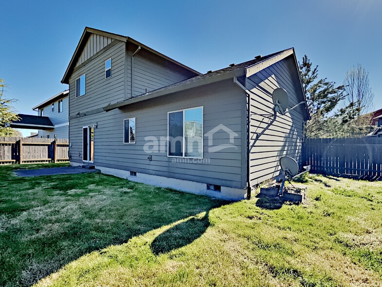 Building Photo - 521 SE Jack Ave