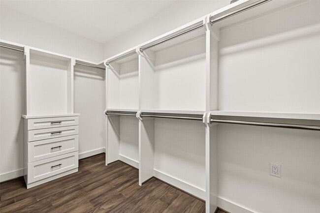 Building Photo - 5104 Lillian St