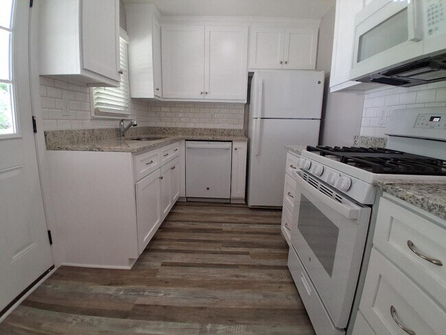 Building Photo - 1923 Woodmont Dr