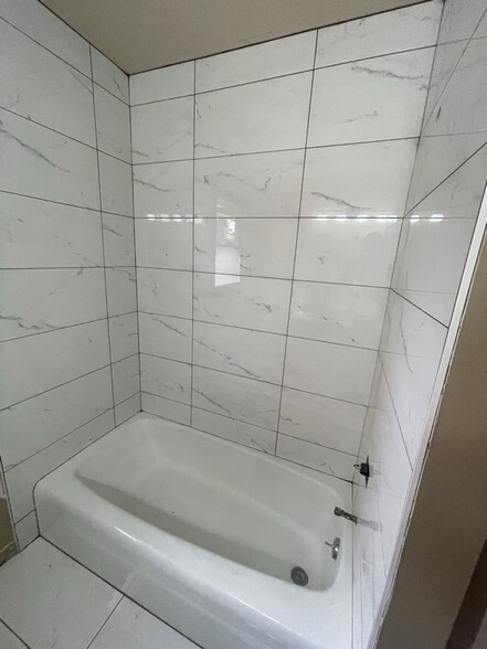 Building Photo - 5963 Teakwood Dr