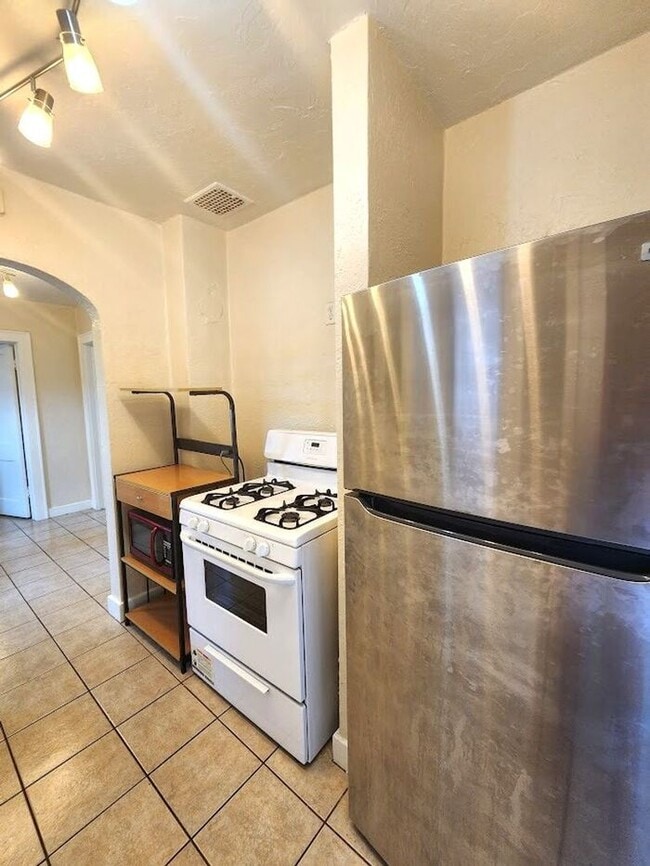 Building Photo - 1 Bed 1 Bath Upstairs Garage Apt in the Mi...