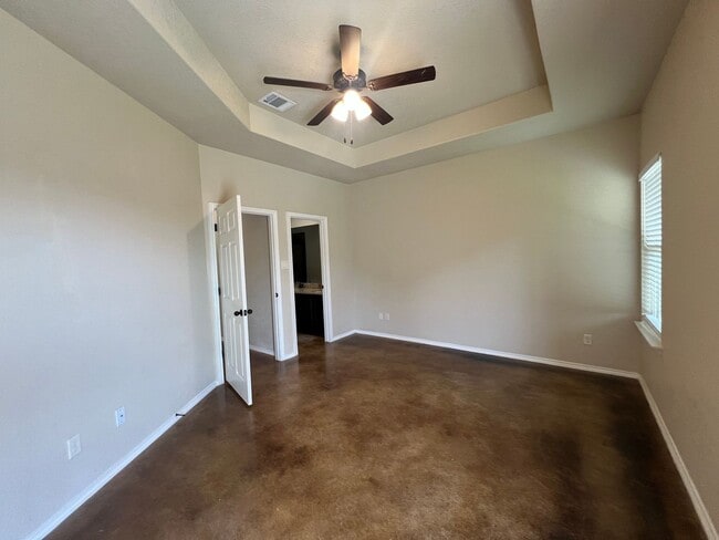 Building Photo - Luxury 3/2 duplex in NBTX