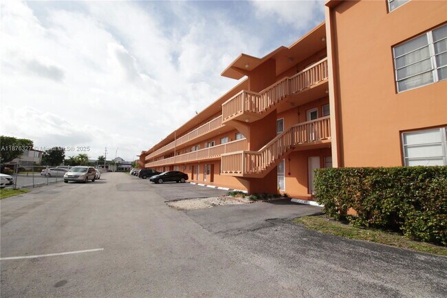 Building Photo - 1591 NE Miami Gardens Dr