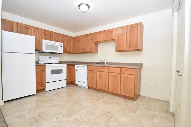 Building Photo - Beautiful 2BR/1Bath Unit.  Centrally Located.  Washer/Dryer in unit!