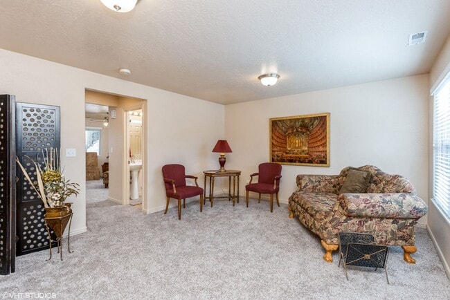 Building Photo - 3 Bedroom Townhome with Private Patio