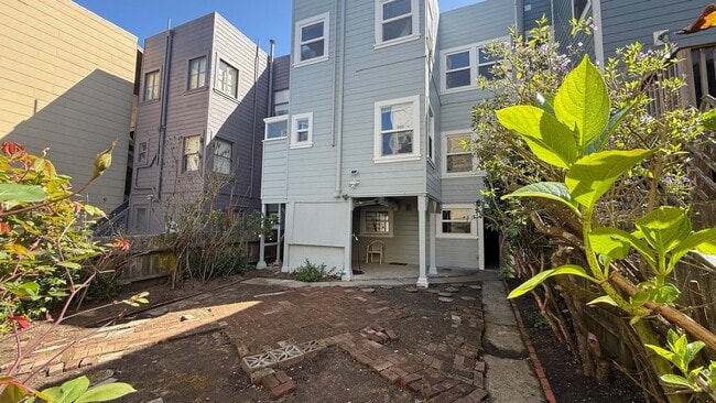 Building Photo - DREAM HOME! Spacious 3 BR + Sunroom/ 1.5 BA  in the Richmond area- AMSI