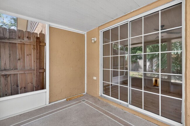 Building Photo - 2/2 Duplex in Umatilla w/ Private Fenced Yard & Dual Screened Patios!