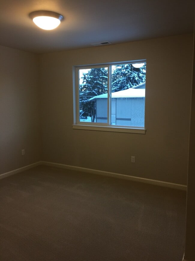 Building Photo - SE New Townhouse, 3 Bedrooms, 2 1/2 Baths,...