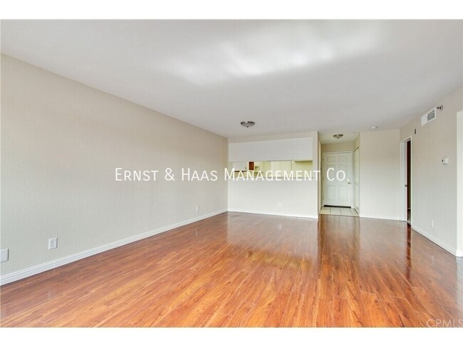 Building Photo - Beautiful Third Floor Condo with City Views!