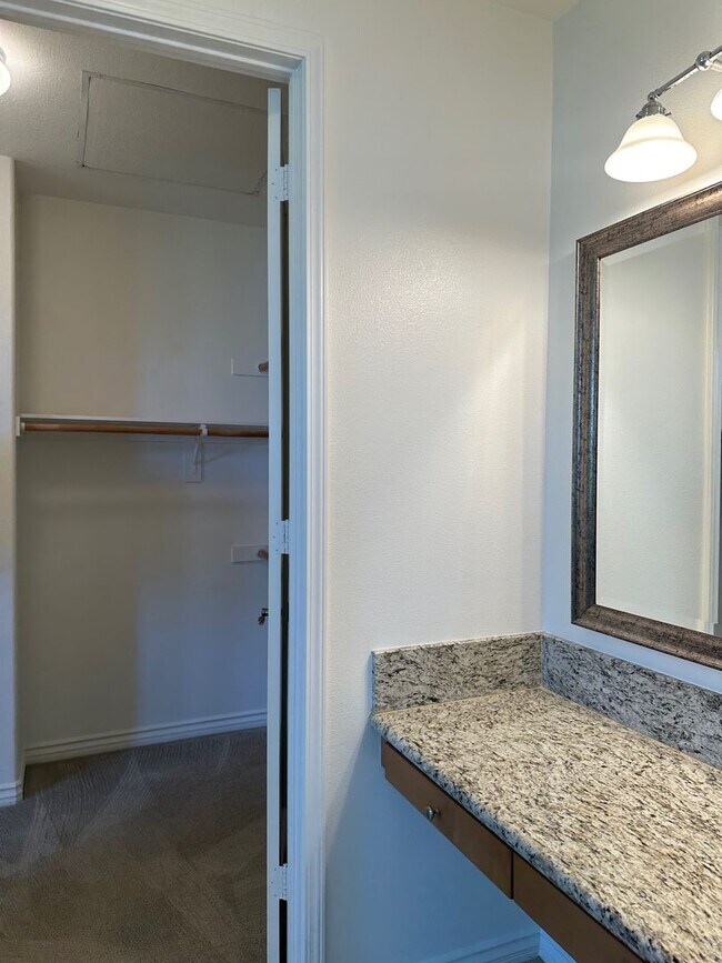 Building Photo - Stunning Executive home with loads of cust...