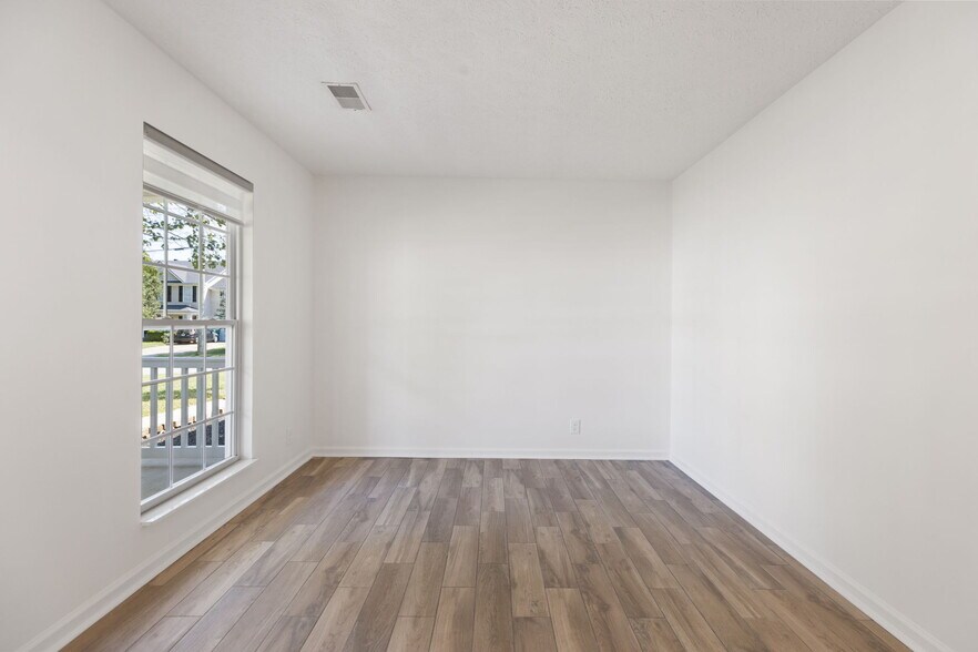 Building Photo - 2150 Blake Dr
