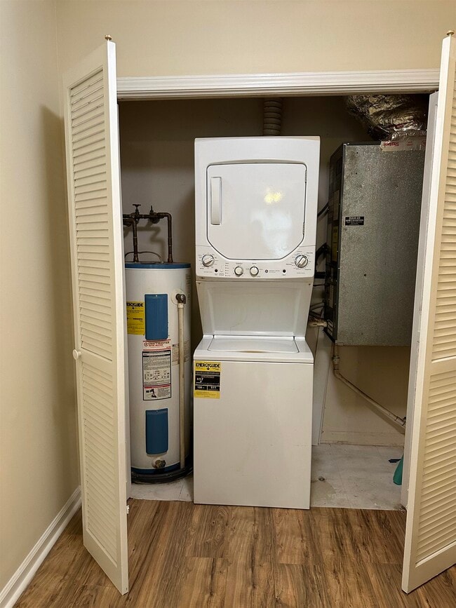 Building Photo - 420 Pine Ave