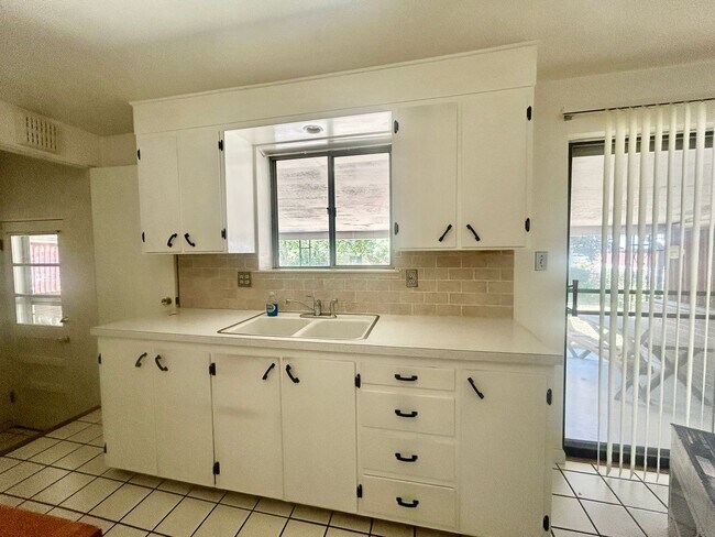 Building Photo - 4 Bedroom Ranch House - Prime Location Min...