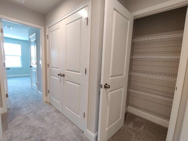 Building Photo - Beautiful 3-Bedroom Townhome in Gated Avea Pointe