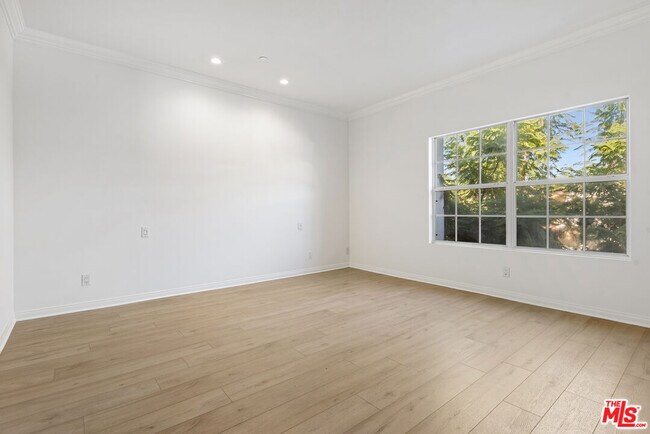 Building Photo - 2025 S Beverly Glen Blvd