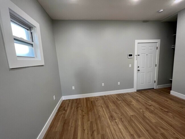 Building Photo - 1076 Summit Ave