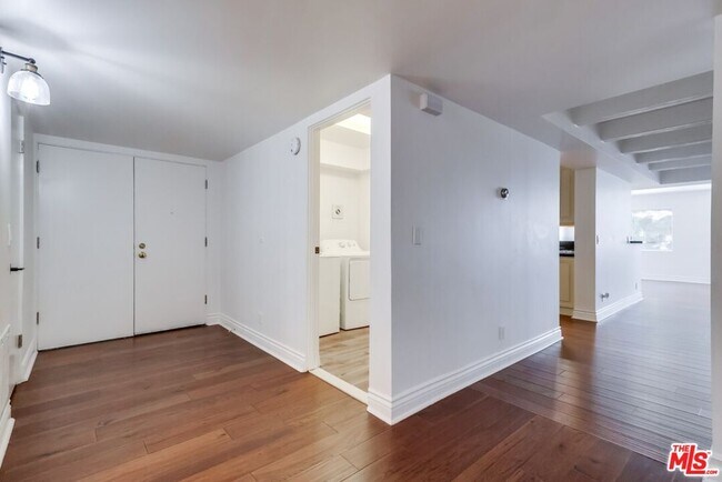 Building Photo - 435 N Oakhurst Dr